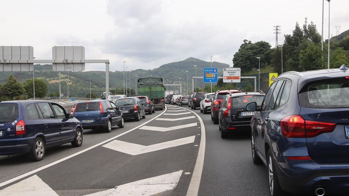 Imagen de archivo de un accidente en la A-8 a la altura de Galdakoa