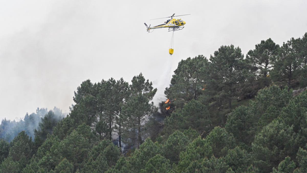 Labores de extinción en el incendio de Jaizkibel (Pasaia) en marzo de 2025.