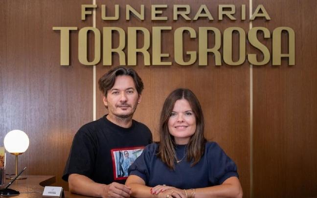 Alberto Caballero junto a su hermana Laura, en el set de rodaje de su serie ‘Muertos S.L.’ / Movistar Plus+ Alberto Caballero junto a su hermana Laura, en el set de rodaje de su serie ‘Muertos S.L.’