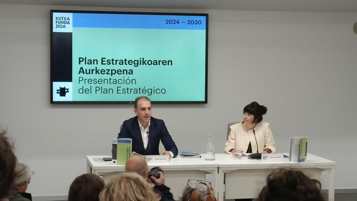 Aizpurua y Gómez presentan el nuevo Plan Estratégico de Kutxa Fundazioa.