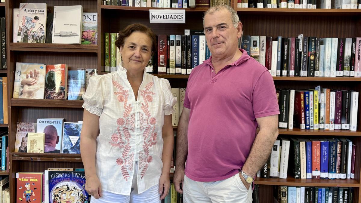 Gemma Nanclares y Kike Gorrotxategi son las personas que se encargan de atender y dinamizar la biblioteca Dumboa de Irun.