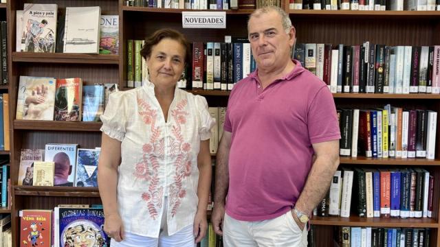Gemma Nanclares y Kike Gorrotxategi son las personas que se encargan de atender y dinamizar la biblioteca Dumboa de Irun. / A.M.S. Gemma Nanclares y Kike Gorrotxategi son las personas que se encargan de atender y dinamizar la biblioteca Dumboa de Irun.
