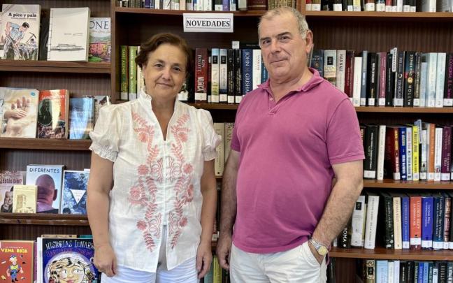 Gemma Nanclares y Kike Gorrotxategi son las personas que se encargan de atender y dinamizar la biblioteca Dumboa de Irun.