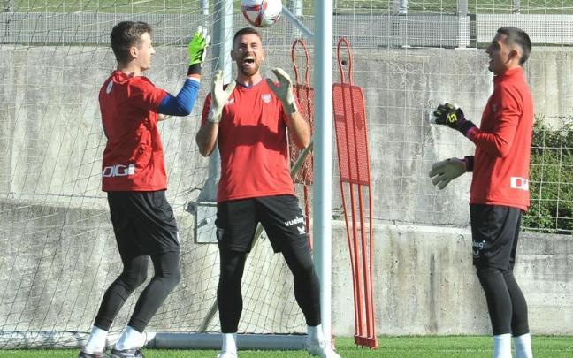 Julen Aguirrezabala, Unai Simón y Álex Padilla durante una sesión de entrenamiento en Lezama. Foto: JOSE MARI MARTÍNEZ