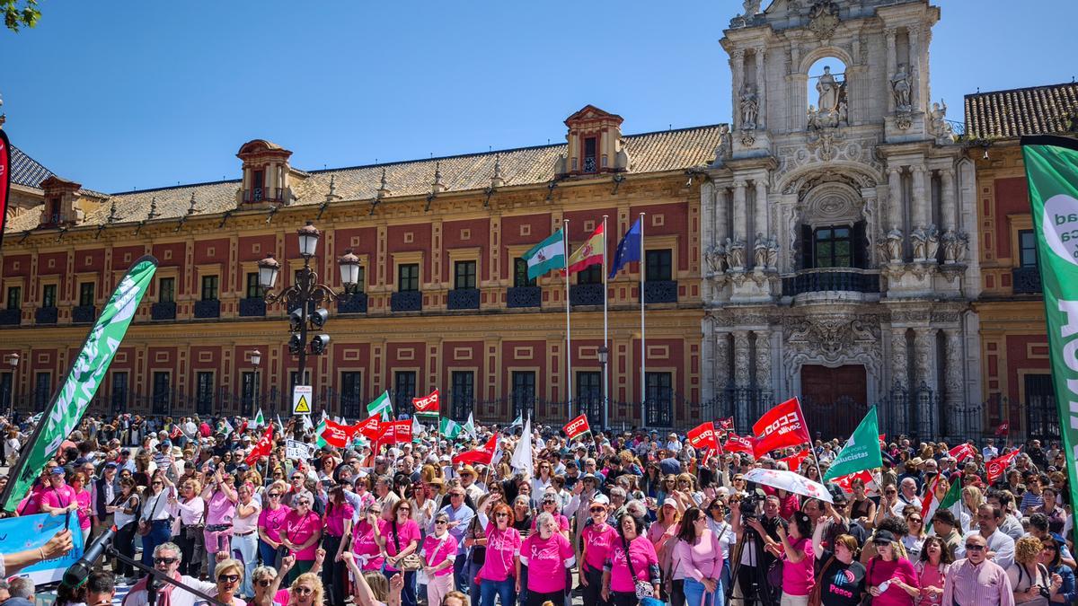 Manifestación de las Mareas Blancas por las calles de Sevilla
