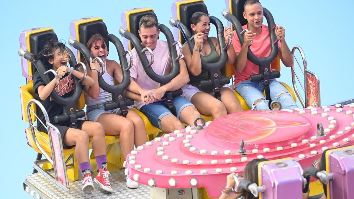 Jóvenes disfrutando en las barracas.