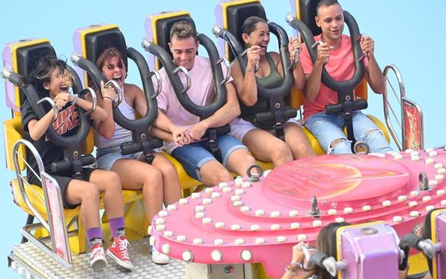 Jóvenes disfrutando en las barracas.