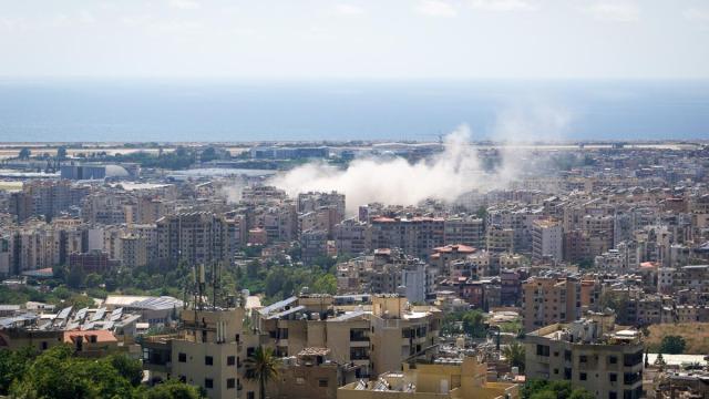 Una columna de humo se alza sobre los suburbios del sur de Beirut, conocidos como Dahye, tras el último bombardeo israelí en la ciudad.