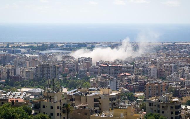 Una columna de humo se alza sobre los suburbios del sur de Beirut, conocidos como Dahye, tras el último bombardeo israelí en la ciudad.