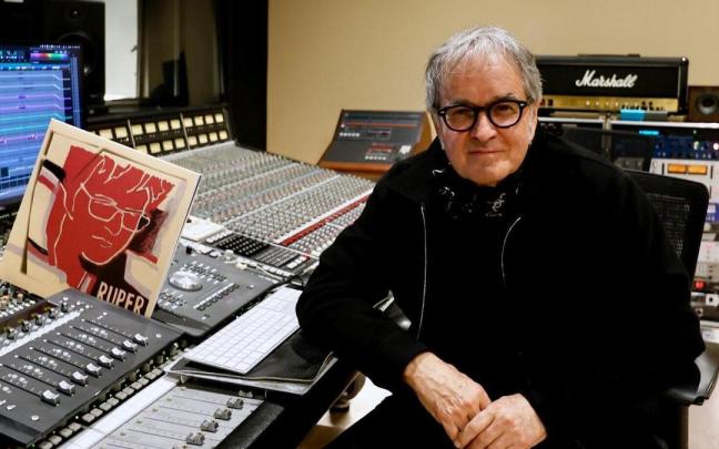 Ruper Ordorika posa junto a su nuevo disco ‘Bakarka bi’.