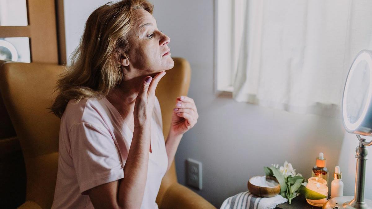 Mujer aplica su rutina de noche con productos específicos para su tipo de piel