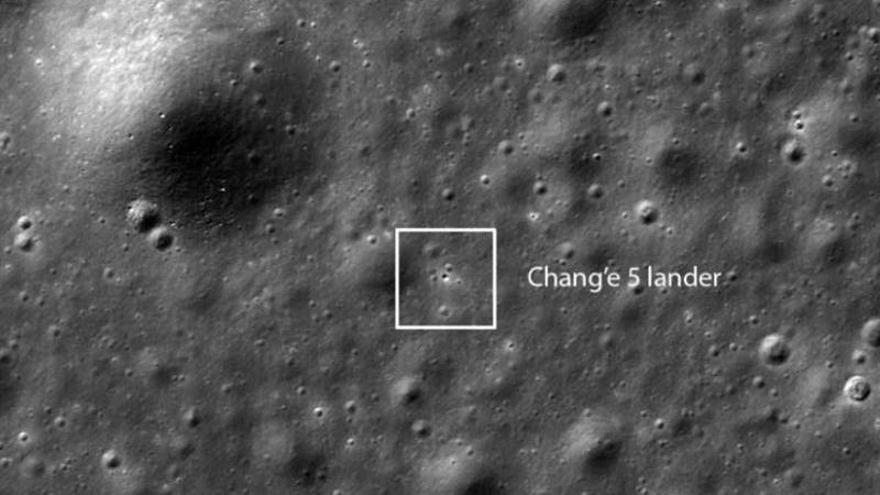 Fotografía del módulo de aterrizaje Chang'e 5 en la superficie de la Luna.
