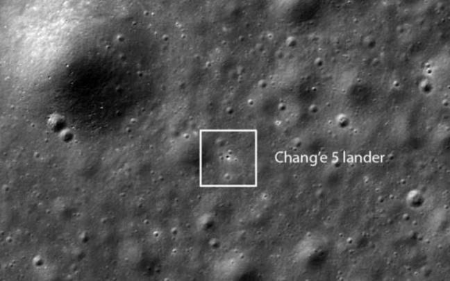 Fotografía del módulo de aterrizaje Chang'e 5 en la superficie de la Luna. Fotografía del módulo de aterrizaje Chang'e 5 en la superficie de la Luna.