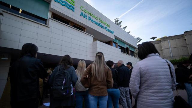 Un grupo de personas protesta en la entrada del hospital Sant Camil, donde Noelia recibió la eutanasia.
