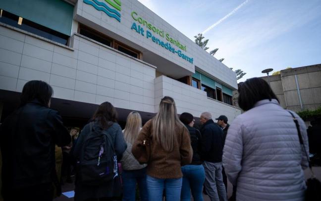 Un grupo de personas protesta en la entrada del hospital Sant Camil, donde Noelia recibió la eutanasia.