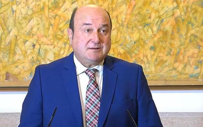 Andoni Ortuzar junto a Aitor Esteban.