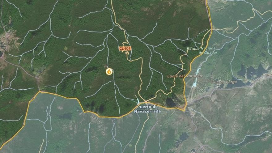 Cerca de una veintena de medios trabaja en un incendio en el Parque Nacional de Guadarrama en Segovia