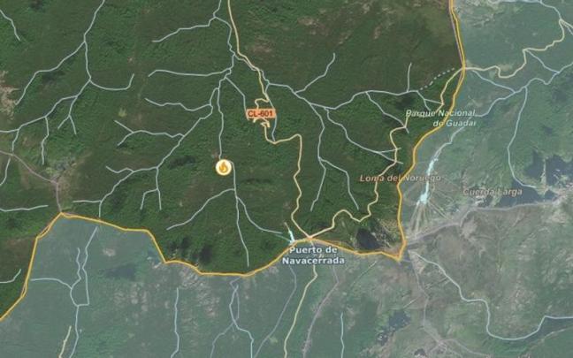 Cerca de una veintena de medios trabaja en un incendio en el Parque Nacional de Guadarrama en Segovia