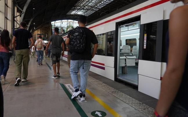 Una unidad de Cercanías de Renfe, cuyas ayudas a los viajes dependen de la aprobación hoy del decreto anticrisis. / BORJA GUERRERO Una unidad de Cercanías de Renfe, cuyas ayudas a los viajes dependen de la aprobación hoy del decreto anticrisis.