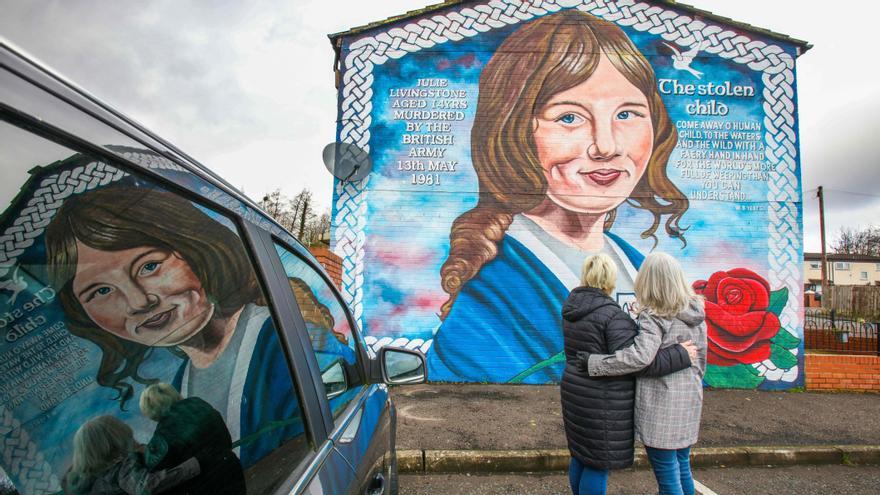Mural en Belfast: el rostro de la norirlandesa Julie Livingstone sonríe cerca del lugar donde murió con 14 años por un bala diaparada por el ejército británico en 1981.