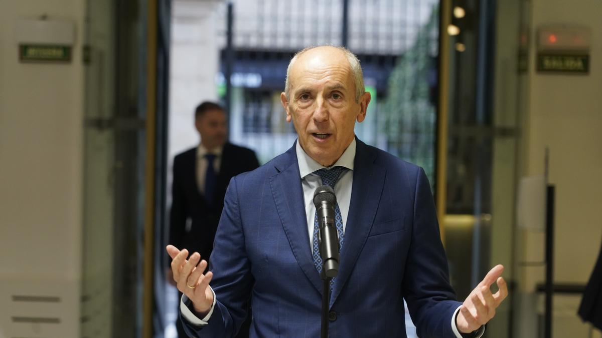 El consejero de Seguridad, Josu Erkoerka, en el Parlamento Vasco.
