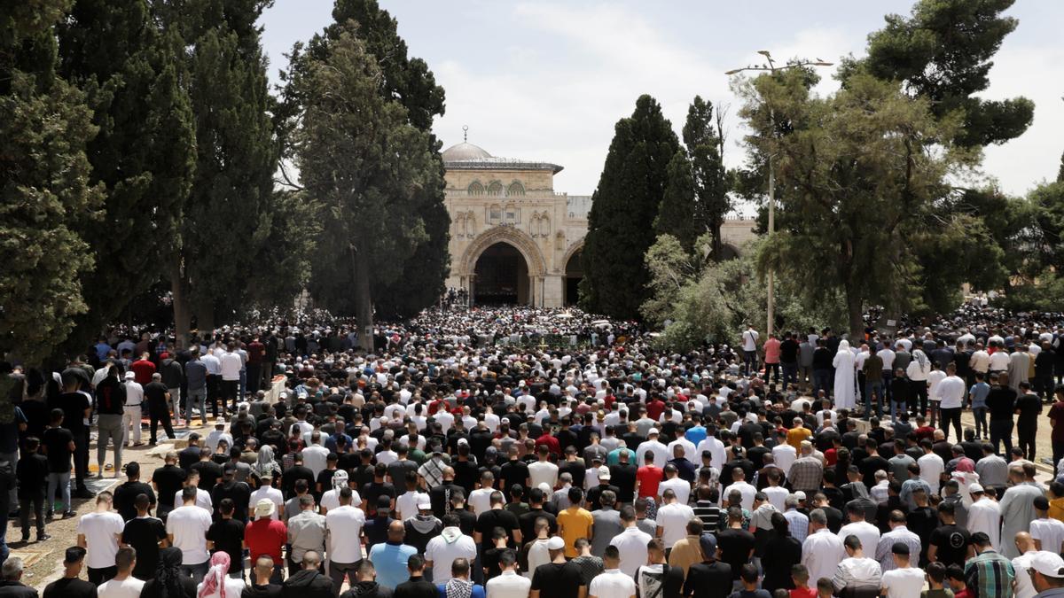 Explanada de las Mezquitas | Palestinos rezando en el exterior de la Mezquita Aqsa.