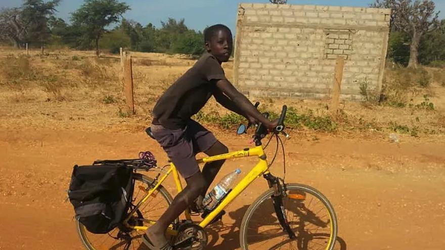 Un niño en bicicleta. / N.G. Un niño en bicicleta.