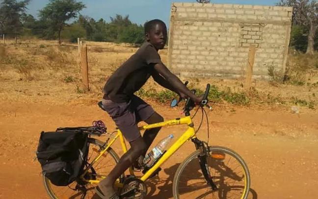 Un niño en bicicleta. / N.G. Un niño en bicicleta.
