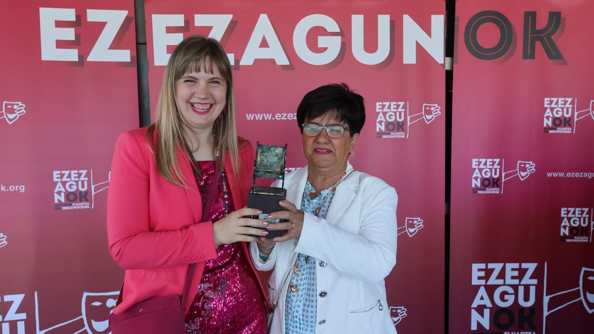 Marina Aguirre y Marian Fernández también han posado con el galardón.