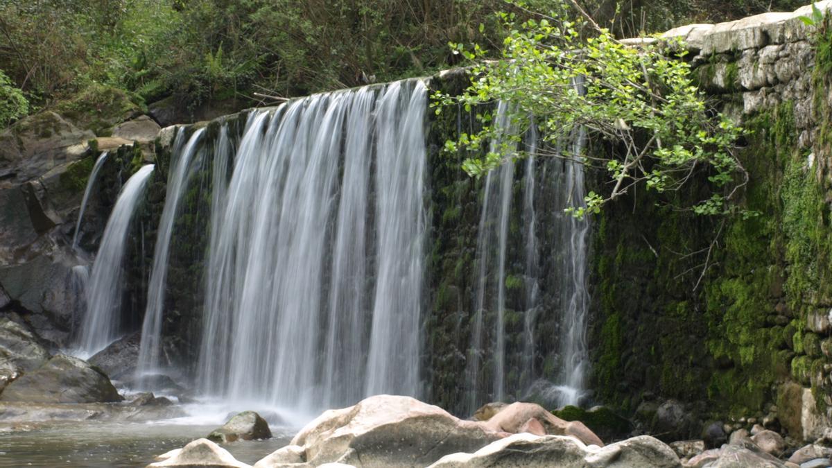 La presa del Barbadun se sitúa a unos 300 metros del molino y la ferrería