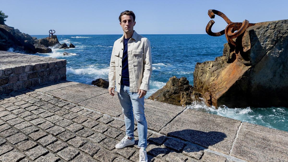 Álvaro Odriozola posa en el Peine del Viento de Donostia. / JAVI COLMENERO