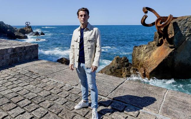 Álvaro Odriozola posa en el Peine del Viento de Donostia. / JAVI COLMENERO