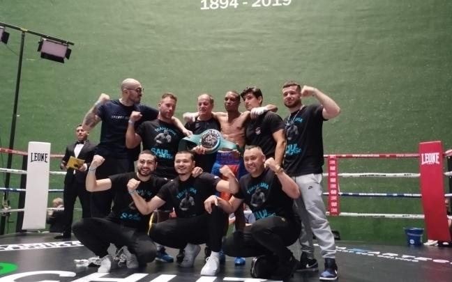 Saúl Luna celebra con todo su equipo el título logrado. Foto: Club Deportivo Bilbao