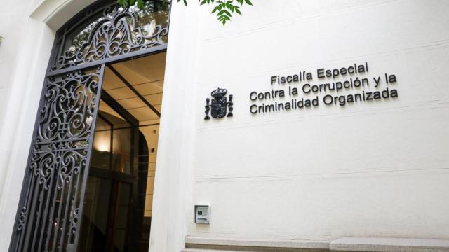 Puerta principal del edificio de la Fiscalía Anticorrupción en Madrid.