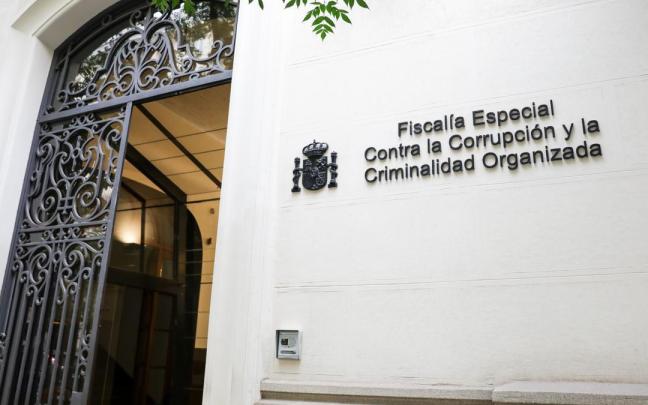Puerta principal del edificio de la Fiscalía Anticorrupción en Madrid.
