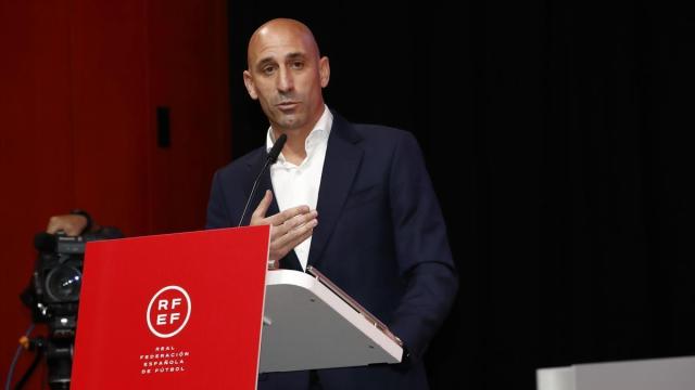 El expresidente de la RFEF, Luis Rubiales, ofrece una rueda de prensa en la Asamblea General Extraordinaria.