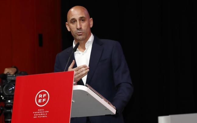 El expresidente de la RFEF, Luis Rubiales, ofrece una rueda de prensa en la Asamblea General Extraordinaria. El expresidente de la RFEF, Luis Rubiales, ofrece una rueda de prensa en la Asamblea General Extraordinaria.