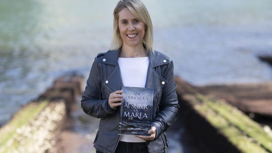 La escritora legazpiarra Ane Odriozola, con su nueva novela.