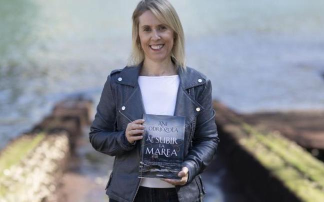 La escritora legazpiarra Ane Odriozola, con su nueva novela.