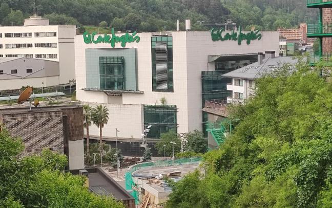 El edificio de El Corte Inglés lleva varios años sin uso tras el cierre de las instalaciones.