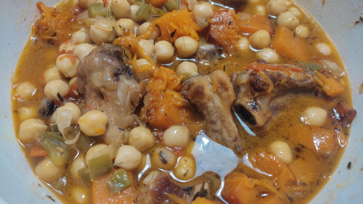 Una cazuela de garbanzos con calabaza y costilla de cerdo.