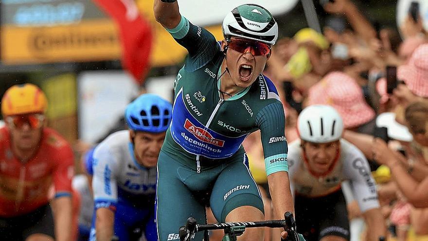 Dominante, Jasper Philipsen muestra cuatro dedos, tantos como las victorias cosechadas en el Tour de Francia.