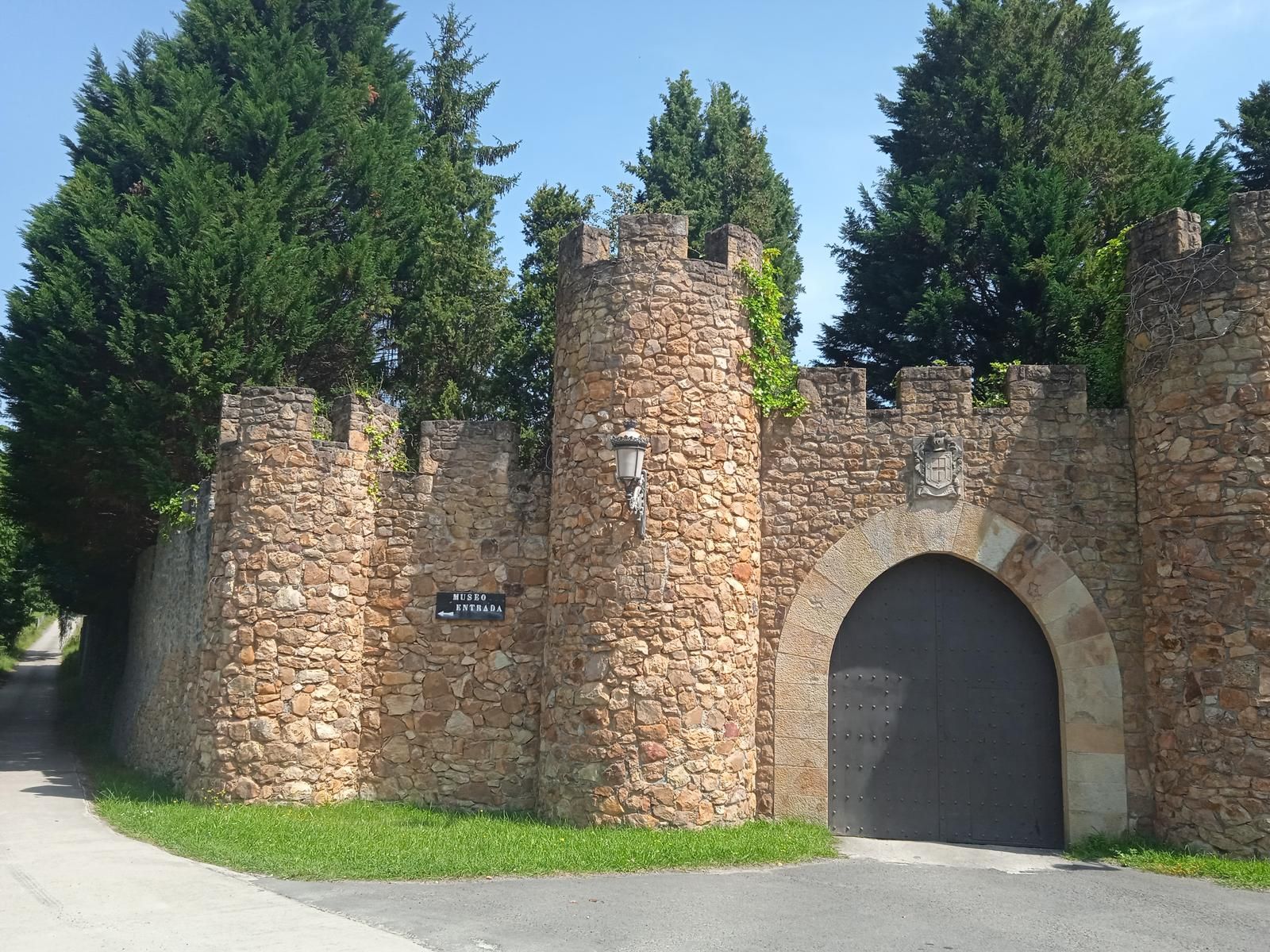 Muro de entrada a la Torre Loizaga.