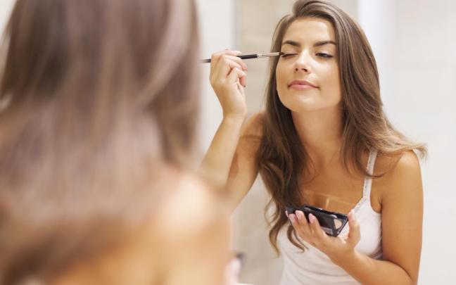 Mujer maquillándose