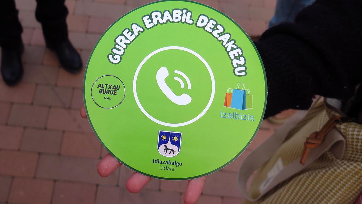 La pegatina verde que los establecimientos que se han unido a la iniciativa ya muestran en sus puertas o escaparates.