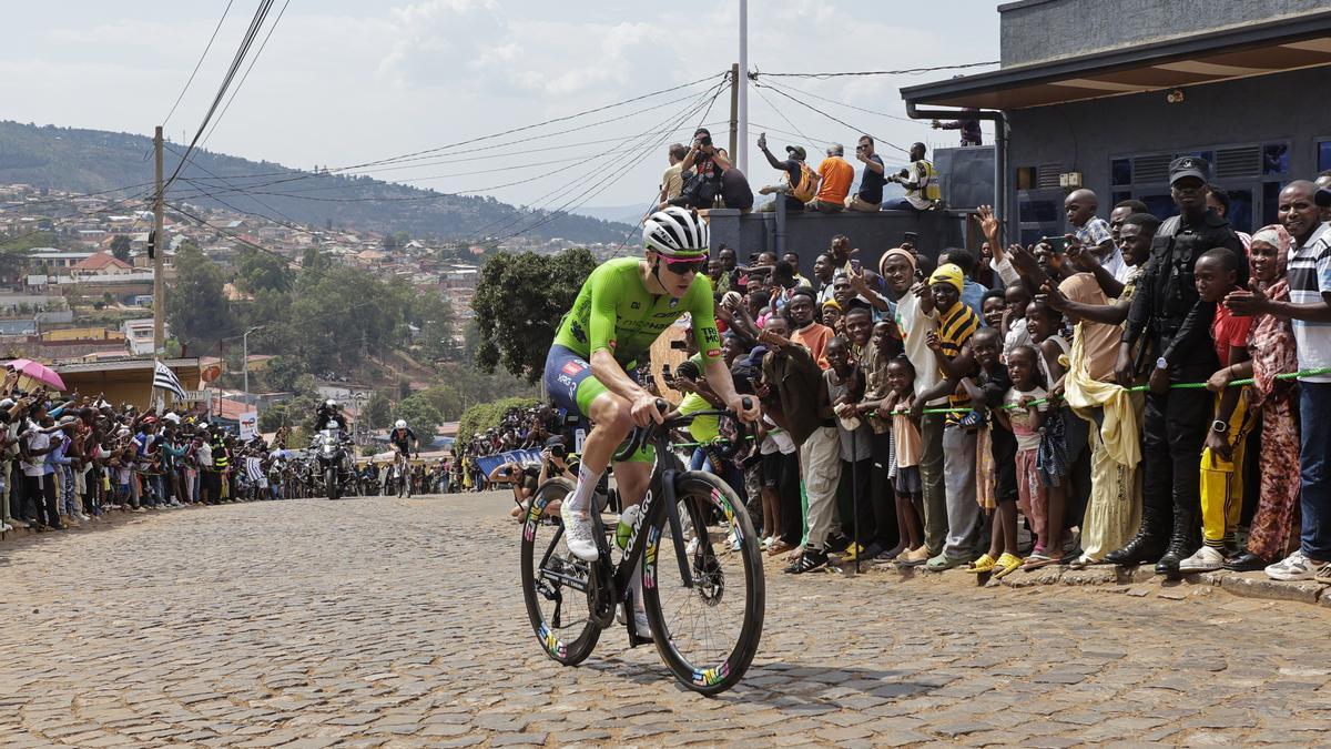 Tadej Pogacar, durante la ascensión al muro de Kigali.