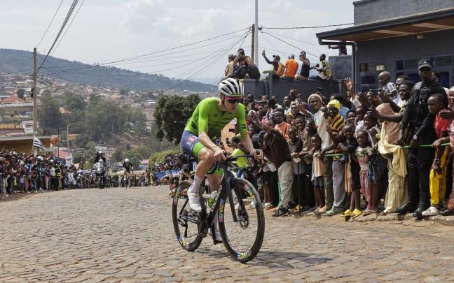 Tadej Pogacar, durante la ascensión al muro de Kigali.