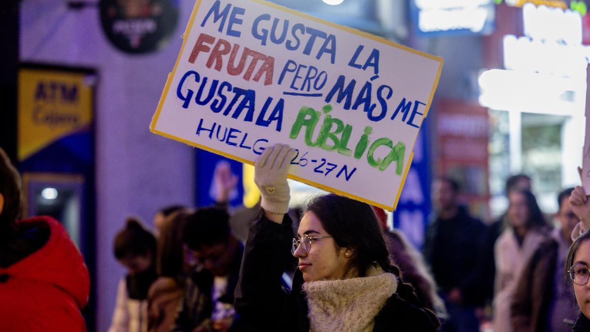 Decenas de personas durante la manifestación universitaria por la educación pública.