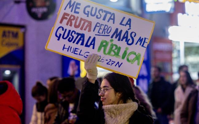 Decenas de personas durante la manifestación universitaria por la educación pública.