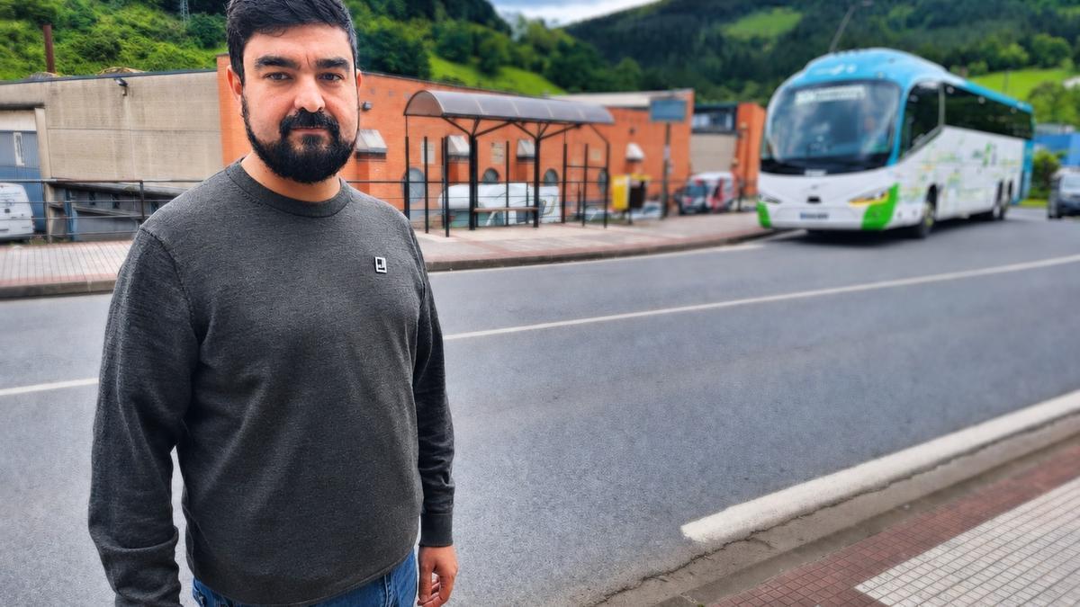 El alcalde de Legazpi, con la parada del autobús detrás.